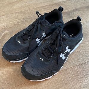 Gently worn Mens Under Armour tennis shoes